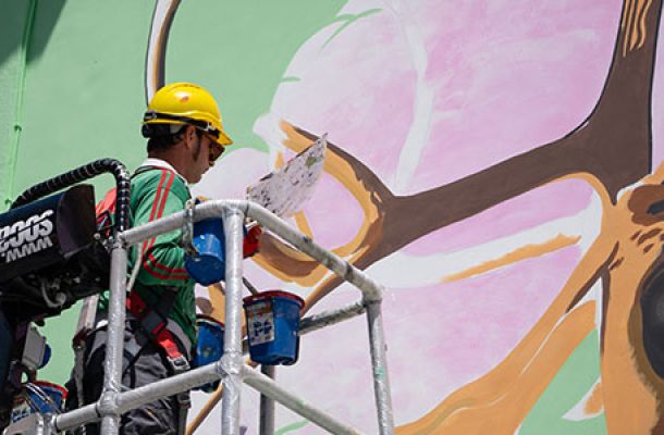 Lo street artist Iena Cruz disegna il nuovo volto della scuola di Madonna dell’Olmo