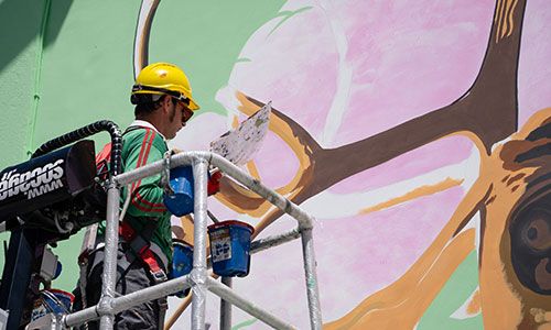 Lo street artist Iena Cruz disegna il nuovo volto della scuola di Madonna dell’Olmo